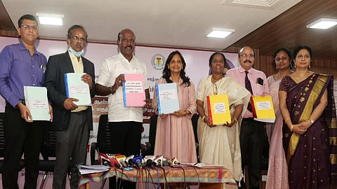 எம்பிபிஎஸ், பிடிஎஸ் படிப்புகளுக்கான தரவரிசை பட்டியலை சுகாதாரத் துறை அமைச்சர் மா.சுப்பிரமணியன் நேற்று வெளியிட்டார். உடன், துறை செயலர் சுப்ரியா சாஹு, மருத்துவக் கல்வி, ஆராய்ச்சி இயக்குநர் சங்குமணி, மருத்துவக் கல்வி தேர்வுக் குழு செயலர் அருணா, மருத்துவமனை இயக்குநர் பார்த்தசாரதி உள்ளிட்டோர். படம்: ம.பிரபு
