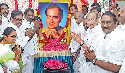 முன்னாள் பிரதமர் ராஜீவ்காந்தியின் பிறந்தநாளையொட்டி, சென்னை சத்தியமூர்த்தி பவனில் வைக்கப்பட்டிருந்த அவரது படத்துக்கு, மாநில தலைவர் செல்வப்பெருந்தகை மலர்தூவி மரியாதை செலுத்தினார். உடன், முன்னாள் தலைவர்கள் கிருஷ்ணசாமி, கே.வ‌ீ.தங்கபாலு, சு.திருநாவுக்கரசர் மற்றும் கட்சி நிர்வாகிகள்.படம்: ம.பிரபு
