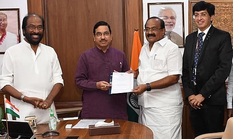 மத்திய உணவுத்துறை அமைச்சர் பிரகலாத் ஜோஷியை தமிழக உணவுத்துறை அமைச்சர் அர.சக்கரபாணி சந்தித்து பல்வேறு கோரிக்கைகள் அடங்கிய மனுவை அளித்தார்.