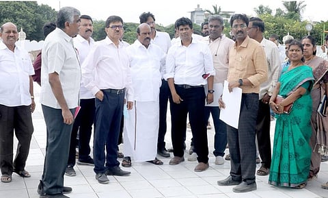 சைதாப்பேட்டை எம்.சி.ராஜா விடுதி கட்டுமானம், வள்ளுவர் கோட்டம் புனரமைப்பு பணி அமைச்சர் வேலு ஆய்வு