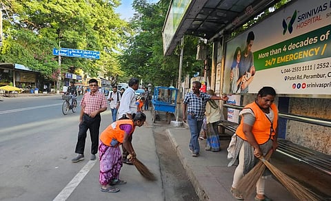 1,265 பேருந்து நிழற்குடைகளில் தீவிர தூய்மைப்பணி: சென்னை மாநகராட்சி நடவடிக்கை
