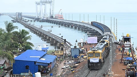 ராமநாதபுரம் மாவட்டம் பாம்பன் புதிய ரயில் பாலத்தில் நேற்று நடைபெற்ற சரக்கு ரயில் சோதனை ஓட்டம்.