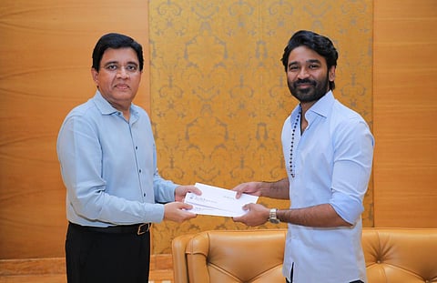தனுஷுக்கு காசோலை வழங்கிய கலாநிதி மாறன்