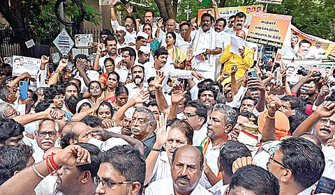 செபியின் தலைவரை பதவியிலிருந்து நீக்கக் கோரியும், சாதிவாரி கணக்கெடுப்பை நடத்த மத்திய அரசை வலியுறுத்தியும், சென்னை,
சாஸ்திரி பவன் எதிரில் தமிழ்நாடு காங்கிரஸ் கமிட்டி சார்பில் நேற்று நடைபெற்ற ஆர்ப்பாட்டம். | படம் : எ ஸ் . சத்தியசீலன் |