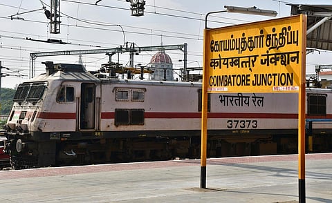 வீட்டில் இருந்து வெளியேறி ரயிலில் சென்ற 2 சிறுமிகள் மீட்பு