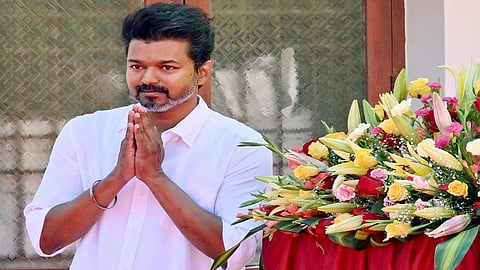45 அடி உயர கம்பத்தில் கொடியேற்றிய விஜய்