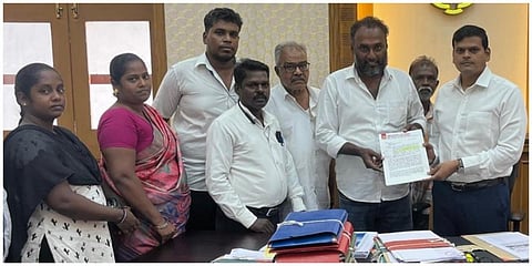 சென்னை கண்ணப்பர் திடல் பகுதி மக்களுக்கு பயனாளி கட்டணத் தொகை இன்றி குடியிருப்பு வழங்கக் கோரி சென்னை மாநகராட்சி ஆணையர் ஜெ.குமரகுருபரனிடம் மார்க்சிஸ்ட் கம்யூனிஸ்ட் கட்சியினர் மனு அளித்தனர்.