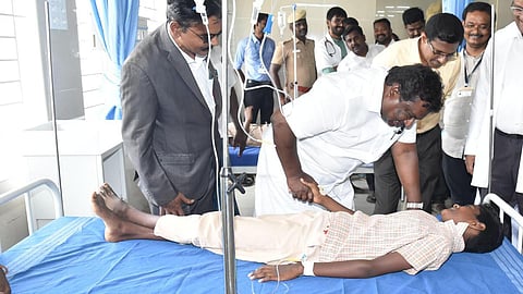 அரசு மருத்துவக் கல்லூரி மருத்துவமனையில் சிகிச்சை பெறும் மாணவியை சந்தித்து ஆறுதல் கூறிய அமைச்சர் எஸ்.எஸ்.சிவசங்கர். உடன், ஆட்சியர் ரத்தினசாமி உள்ளிட்டோர்.