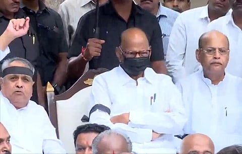 பத்லாபூர் பாலியல் வன்கொடுமை சம்பவத்தை கண்டித்து சரத் பவார் தலைமையில் போராட்டம்
