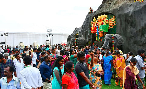 மாநாட்டு கண்காட்சி அரங்கை காண திரண்ட பக்தர்கள். படங்கள்: நா.தங்கரத்தினம்.