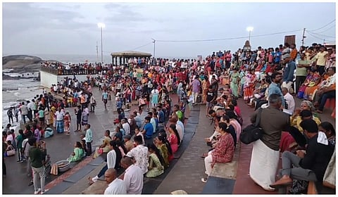 சுற்றுலா பயணிகள்