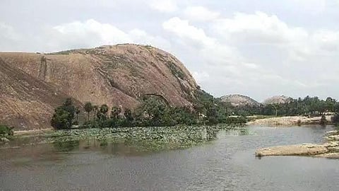 இரண்டு அடியில் ஊற்றுநீர் கிடைக்கும் அழகர்மலையடிவார கிராமம்