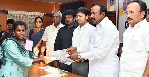 பயனாளிகளுக்கு புதிய மின்னணு குடும்ப அட்டைகள் வழங்கும் விழா மாவட்ட ஆட்சியர் அலுவலக கூட்டரங்கில் இன்று மாலை நடந்தது. தமிழக வீட்டுவசதித்துறை அமைச்சர் முத்துசாமி தலைமை வகித்து பயனாளிகளுக்கு குடும்ப அட்டைகளை வழங்கினார்.