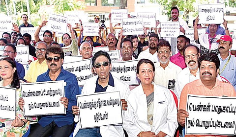கொல்கத்தாவில் பயிற்சி பெண் மருத்துவரை பாலியல் வன்கொடுமை செய்து படுகொலை செய்ததை கண்டித்து, “பெண்களை காப்பது நமது கடமை ” எனும் தலைப்பில் சென்னை எழும்பூர் ராஜரத்தினம் மைதானம் அருகே நேற்று நடைபெற்ற நீதி கேட்கும் போராட்டத்தில் மருத்துவர்கள், செவிலியர்கள் பங்கேற்றனர்.