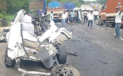 ஓசூர் அருகேயுள்ள சானமாவு பகுதியில் நேரிட்ட விபத்தில்  உருக்குலைந்த கார் உள்ளிட்ட வாகனங்கள்.