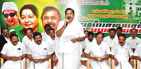 சேலம் மாவட்டம் ஓமலூரில் நேற்று நடைபெற்ற அதிமுக வழக்கறிஞர் அணி ஆலோசனைக் கூட்டத்தில் பேசிய கட்சியின்  பொதுச் செயலாளர் பழனிசாமி.