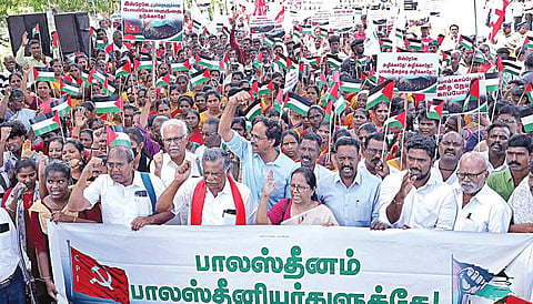 பாலஸ்தீனத்தில் இஸ்ரேல், அமெரிக்காவின் போர் மற்றும் இனப் படுகொலைகளை கண்டித்து இந்திய கம்யூனிஸ்ட் சார்பில் சென்னை வள்ளுவர் கோட்டத்தில் நேற்று ஆர்ப்பாட்டம் நடைபெற்றது. இதில், மாநில செயலாளர் இரா.முத்தரசன், தேசிய குழு உறுப்பினர் கே.சுப்பராயன் எம்.பி., துணை செயலாளர் மு.வீரபாண்டியன்,  தேசிய குழு உறுப்பினர் வஹிதா நிஜாம் உள்ளிட்டோர் பங்கேற்றனர்.  படம்: ம.பிரபு