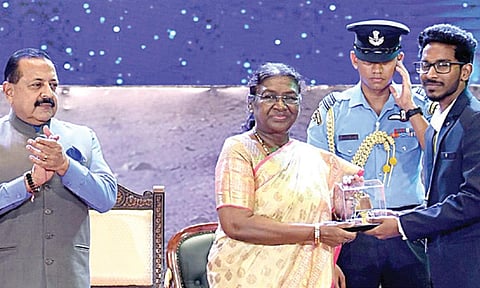 இஸ்ரோ ரோபோட்டிக் சேலஞ்ச் 2024 போட்டியில் 2-ம் இடம்பெற்ற சாய்ராம் கல்வி நிறுவன அணி மாணவருக்கு குடியரசுத் தலைவர் திரவுபதி முர்மு பரிசு வழங்கினார். உடன் இஸ்ரோ தலைவர் சோம்நாத்.