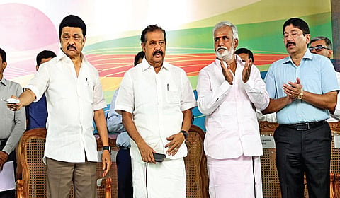 கொளத்தூர் வண்ண மீன்கள் வர்த்தக மையம் தொடக்க விழா, ரூ.115 கோடியில் 6 புதிய திட்டப் பணிகளுக்கு அடிக்கல் நாட்டு விழா, ரூ.5.22
கோடியில் 4 முடிவுற்ற பணிகள் திறப்பு விழா முதல்வர் மு.க.ஸ்டாலின் தலைமையில் நடைபெற்றது. அமைச்சர்கள் அனிதா ஆர்.ராதா கிருஷ்ணன்,
பொன்முடி, பி.கே .சேகர்பாபு, கே .என்.நேரு, தயாநிதி மாறன் எம்.பி. மற்றும் மேயர் ஆர்.பிரியா ஆகியோர் பங்கேற்றனர். | படங்கள்: ம.பிரபு |