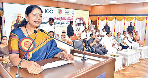 தமிழியக்கம், விஐடி மற்றும் பாவேந்தர் பாரதிதாசன் தமிழ் மன்றம் சார்பில் வேலூர் விஐடி பல்கலை. அரங்கில் நடைபெற்ற கலைஞர் நூற்றாண்டு நிறைவு விழாவில் பேசிய மக்களவை உறுப்பினர் கனிமொழி கருணாநிதி. அருகில், அமைச்சர்கள் துரைமுருகன், ஆர்.காந்தி, தமிழியக்கத்தின் நிறுவன தலைவரும், விஐடி வேந்தருமான கோ.விசுவநாதன், முரசொலி செல்வம்  உள்ளிட்டோர். படம்: வி.எம்.மணிநாதன்