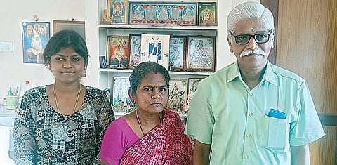 திருவாரூரில் வசித்து வரும் வஉசி.யின் குடும்பத்தைச் சேர்ந்த நெல்லையப்பன், அவரது மனைவி ராணி, மகள் சாய் லட்சுமி ஆகியோர்.