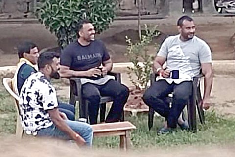கையில் தேநீர் கோப்பை, சிகரெட் உடன் பேசிக்கொண்டிருக்கும் நடிகர் தர்ஷன்