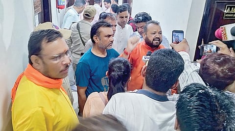 ஜம்மு - காஷ்மீர் சட்டப்பேரவை தேர்தலுக்கான பாஜக முதல்கட்ட வேட்பாளர் பட்டியல் நேற்று வெளியிடப்பட்டது. இதில் மூத்த நிர்வாகிகள் சிலரது பெயர் இல்லாததால், வாக்குவாதத்தில் ஈடுபட்ட ஆதரவாளர்கள்.