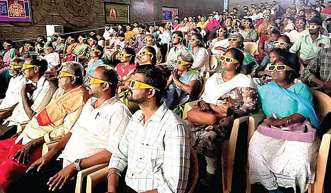பழநியில் முத்தமிழ் முருகன் மாநாடு கண்காட்சி 3-டி திரையரங்கில் முருகன் பாடலை பார்த்து ரசித்த மக்கள். | படம்: ஆ.நல்லசிவன் |