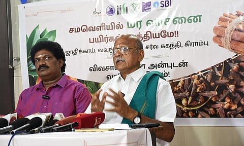 கோவையில் இன்று செய்தியாளர்களிடம் பேசிய காவேரி கூக்குரல் இயக்கத்தின் கள ஒருங்கிணைப்பாளர் தமிழ்மாறன், வெள்ளியங்கிரி உழவர் உற்பத்தியாளர் நிறுவனத்தின் தலைவர் குமார் ஆகியோர். | படம்: ஜெ.மனோகரன். 