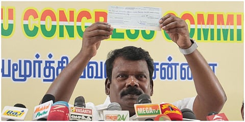 தமிழக ரயில்வே திட்டங்களுக்கு மத்திய அரசு ரூ.1,000 ஒதுக்கியுள்ளதைக் கண்டித்து ரயில்வே அமைச்சருக்கு அனுப்பவுள்ள ரூ.1,001-க்கான காசோலையுடன் தமிழக காங்கிரஸ் தலைவர் செல்வப்பெருந்தகை