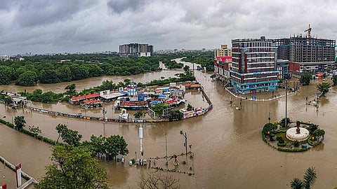குஜராத்தின் வதோதரா நகரில் வெள்ளம் சூழ்ந்த பகுதி