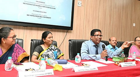 திருப்பதி ஸ்ரீ பத்மாவதி மகளிர் பல்கலை கழகத்தில் இன்று நடந்த பொருளாதார கருத்தரங்கில் கொழும்பு பல்கலை கழக பேராசியர் அமிர்தலிங்கம் கலந்து கொண்டு பேசினார். 