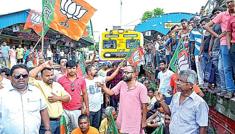 மேற்கு வங்கத்தின்  நாடியா மாவட்டம் சாந்திபூர் ரயில் நிலையத்தில் நேற்று மறியல் போராட்டத்தில் ஈடுபட்ட பாஜக தொண்டர்கள்.