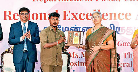அஞ்சல் துறையின் சென்னை நகர மண்டலம் சார்பில், சிறப்பாக பணிபுரிந்த ஊழியர்களுக்கு விருதுகளை வழங்கிய தமிழ்நாடு வட்ட முதன்மை அஞ்சல்துறை தலைவர் மரியம்மா தாமஸ். படம்: ம.பிரபு
