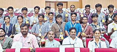சிறந்த பள்ளிக்கான விருது பெற்ற கீழக்கண்டனி அரசு மாதிரிப் பள்ளி மாணவர்கள் மற்றும் ஆசிரியர்கள்.