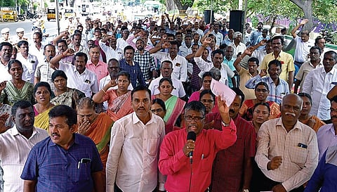 6 ஆண்டுகளாக சம்பளம் நிலுவை: கூட்டுறவு வீட்டு வசதி சங்க பணியாளர்கள் சென்னையில் ஆர்ப்பாட்டம்