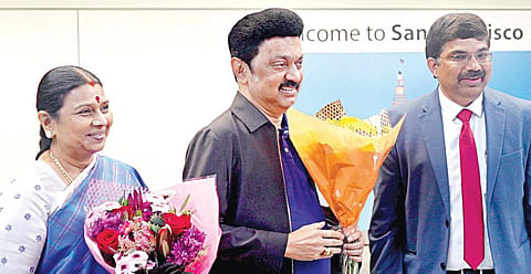 அமெரிக்காவின் சான் பிரான்சிஸ்கோ விமான நிலையத்தில் தமிழக முதல்வர் ஸ்டாலினை, இந்திய துணை தூதர் ஸ்ரீ கர் ரெட்டி பூங்கொத்து கொடுத்து வரவேற்றார். உடன், துர்கா ஸ்டாலின்.