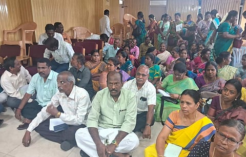 பணியிட மாறுதல் கலந்தாய்வில் குளறுபடி: புதுச்சேரி தமிழ் பட்டதாரி ஆசிரியர்கள் கல்வித்துறை அலுவலகத்தில் தர்ணா 