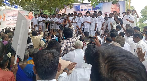 ராமநாதபுரம் அரசு மருத்துவக் கல்லூரி மருத்துவமனையில் தலைக்காய பிரிவு தொடங்கக்கோரி தர்மர் எம்பி தலைமையில் ஆர்ப்பாட்டத்தில் ஈடுபட்ட அதிமுக தொண்டர்கள் உரிமை மீட்புக் குழுவினர்