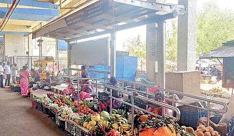 சென்னை திருவொற்றியூர் விம்கோ நகர் மெட்ரோ ரயில் நிலையத்தின் கீழ் உள்ள மாநகராட்சி நிழற்குடை மற்றும் மாற்றுத்திறனாளிகள் பேருந்தில் ஏற ஏதுவாக அமைக்கப்பட்ட கைப்பிடியுடன் கூடிய சாய்வு தளம் ஆக்கிரமிக்கப்பட்டு பழக்கடையாக செயல்பட்டு வருகிறது.