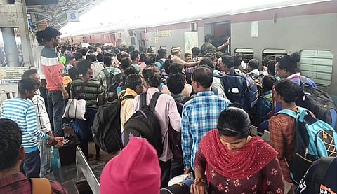 ரயில் நிலையத்தில் குவிந்த வடமாநில தொழிலாளிகள்
