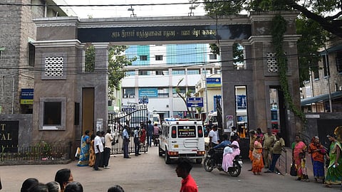 தமிழகத்தில் 14 அரசு மருத்துவ கல்லூரி மருத்துவமனைகளில் ‘டீன்’ பணியிடம் காலி: நிர்வாகப் பணிகள் பாதிக்கப்படுவதாக புகார்