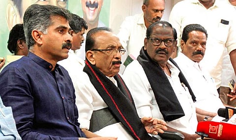 எழும்பூரில் உள்ள மதிமுக தலைமை அலுவலகத்தில் பொதுச்செயலாளர்  வைகோ தலைமையில், சென்னை மற்றும்  புறநகர் மாவட்டச் செயலாளர்களுடன் ஆலோசனை கூட்டம் நேற்று நடைபெற்றது. படம்: ம.பிரபு