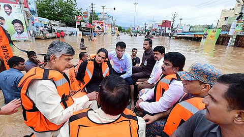 ஆந்திரா கனமழை: விஜயவாடாவில் முதல்வர் சந்திரபாபு நாயுடு நேரில் ஆய்வு