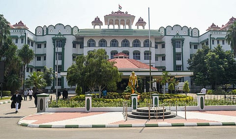குற்றாலநாதர் கோயில் கடைகளுக்கான வாடகை பாக்கியை வசூலிப்பதில் தாமதம் கூடாது: ஐகோர்ட்