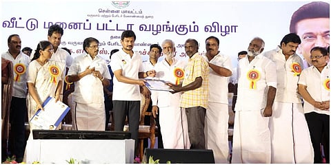 சென்னை திருவொற்றியூரில் நடந்த நிகழ்ச்சியில் அமைச்சர் உதயநிதி பயனாளிகளுக்கு பட்டாக்களை வழங்கினார்.