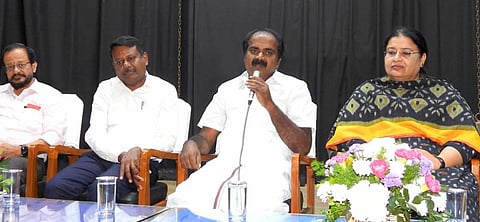 ‘சுத்திகரிப்பு நிலையங்களுக்கு கழிவுநீரை கொண்டு செல்லாத டேங்கர்களின் உரிமம் ரத்து’ - அதிகாரிகளுக்கு அமைச்சர் அறிவுறுத்தல்