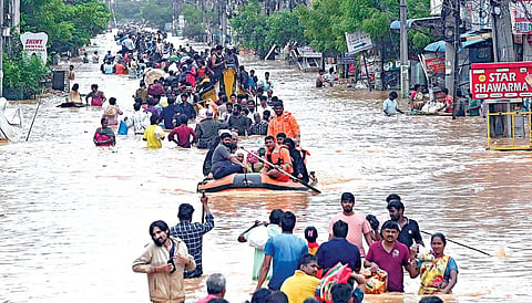 ஆந்திரா, தெலங்கானாவில் கனமழை தொடரும் என ‘ஆரஞ்சு’ எச்சரிக்கை: ஹெலிகாப்டரில் உணவு, மருந்து விநியோகம்