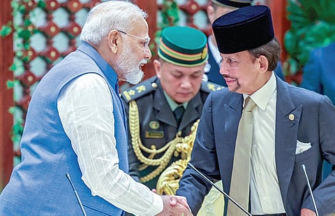 புருனே தலைநகர் பண்டார் செரி பெகவானில் உள்ள அரண்மனையில் பிரதமர் நரேந்திர மோடியை கைகுலுக்கி வரவேற்கிறார் புருனே  சுல்தான் ஹாஜி ஹசனல் போல்கியா.