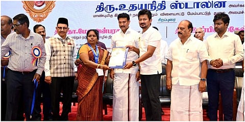 தமிழக அரசு சார்பில் நல்லாசிரியர் விருது பெற்ற ஆசிரியர்களுக்கு அமைச்சர் உதயநிதி விருதுகளை வழங்கினார் |  படங்கள்: எம். முத்துகணேஷ்